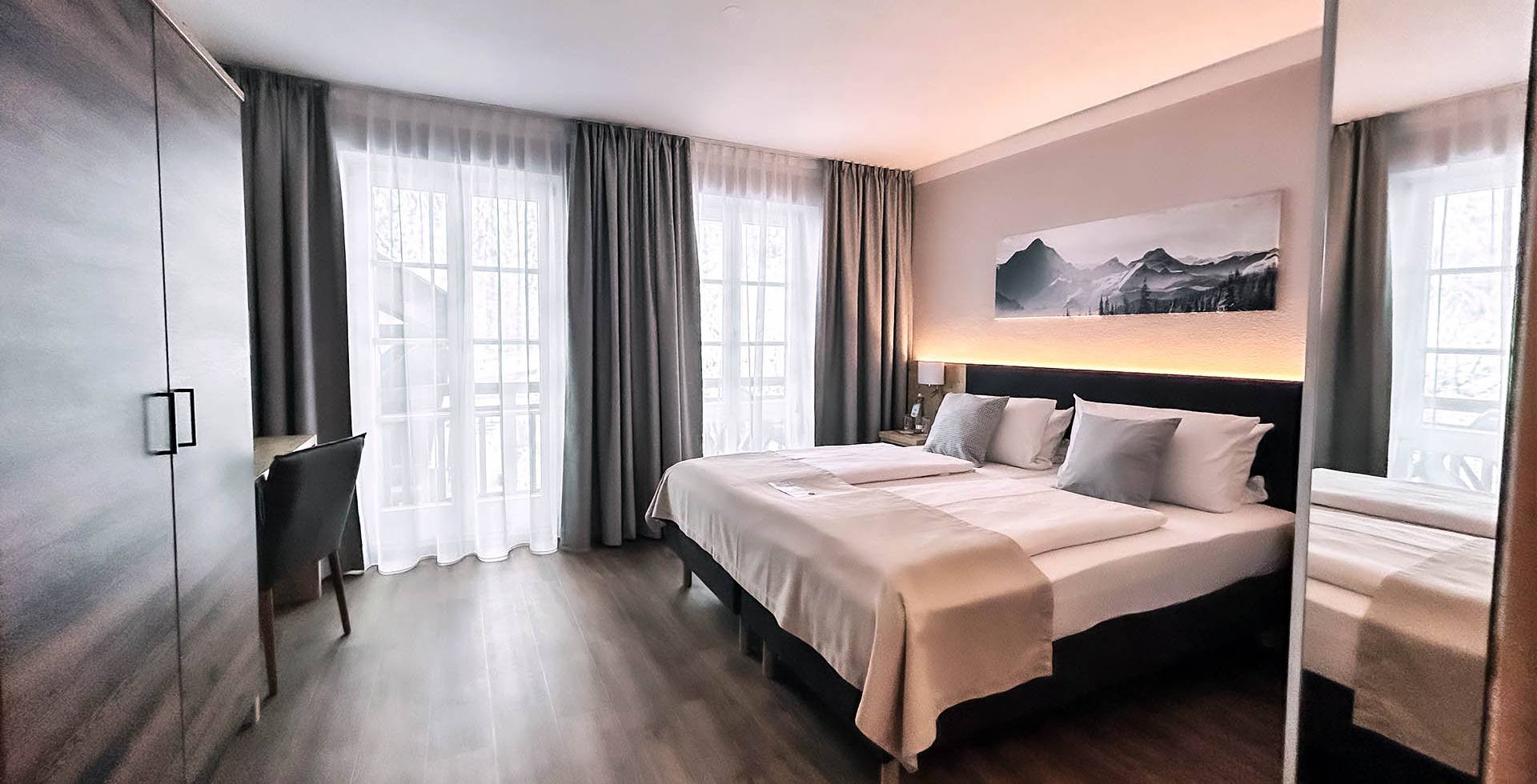 Geräumiges Standard-Doppelzimmer im Berghotel Hammersbach mit modernem Interieur und Design.