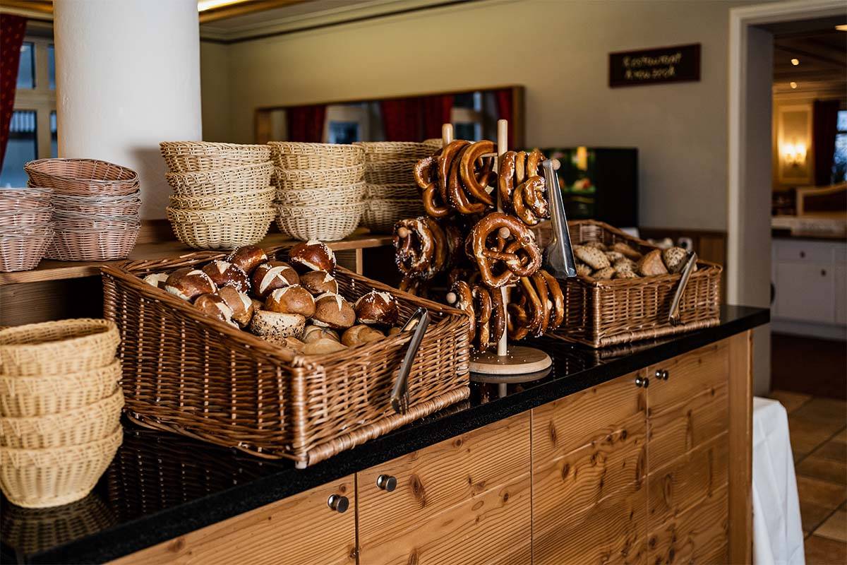 Frühstücksbuffet mit Körben verschiedenster Brötchen- und Backsorten sowie leckeren bayerischen Brezeln.
