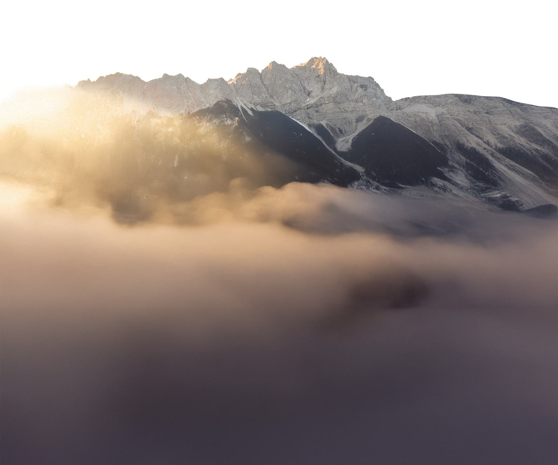 Der Wolkenhimmel zieht an den Bergspitzen der Alpen bei Grainau vorbei.