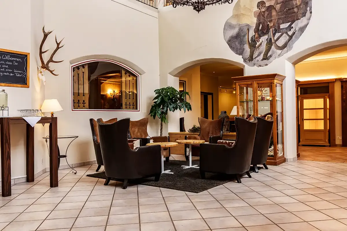 Gemütliche Sitzecke im Foyer des Berghotel Hammersbach, ideal zum Verweilen.