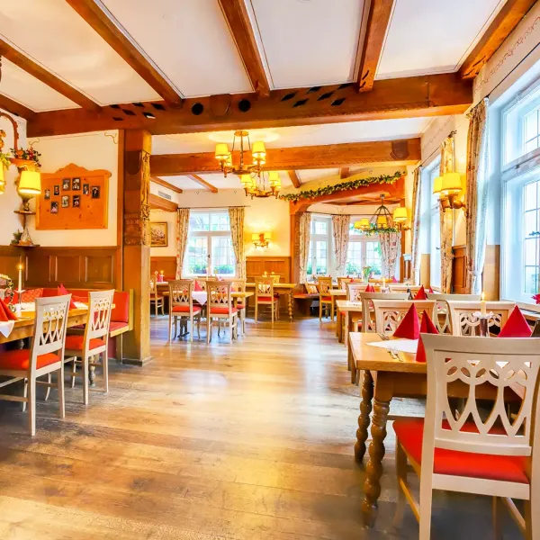 Innenaufnahme der rustikalen und gemütlichen Bauerstube, eingerichtet mit Tischen und Stühlen für 40 Personen.