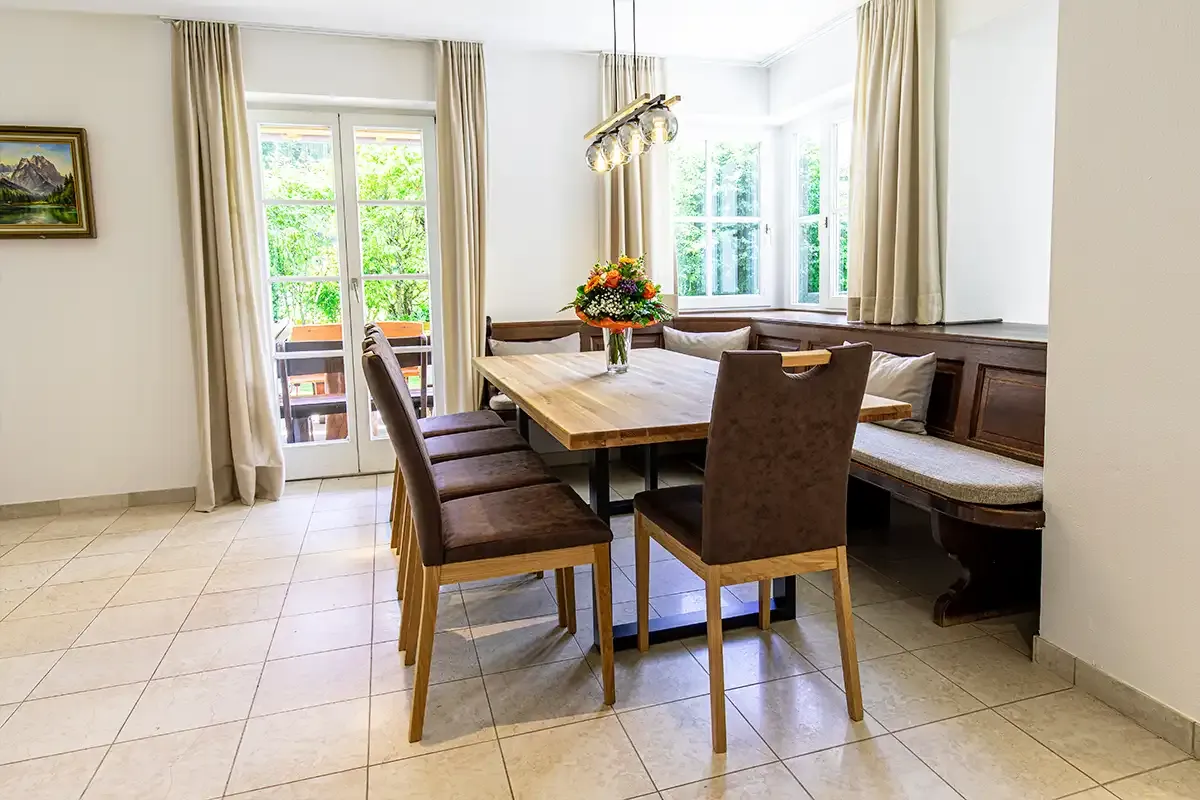 Großer Essbereich im Chalet mit modernen Holztisch und Sitzecke wo die ganze Familie platz findet.