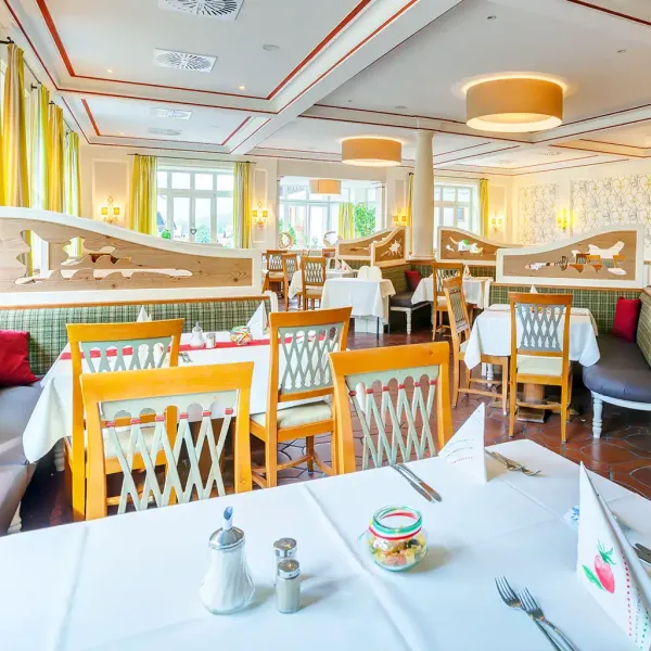 Innenaufnahme vom Speiseraum Kreuzeck mit vielen kuschligen Sitzecken zum verweilen.