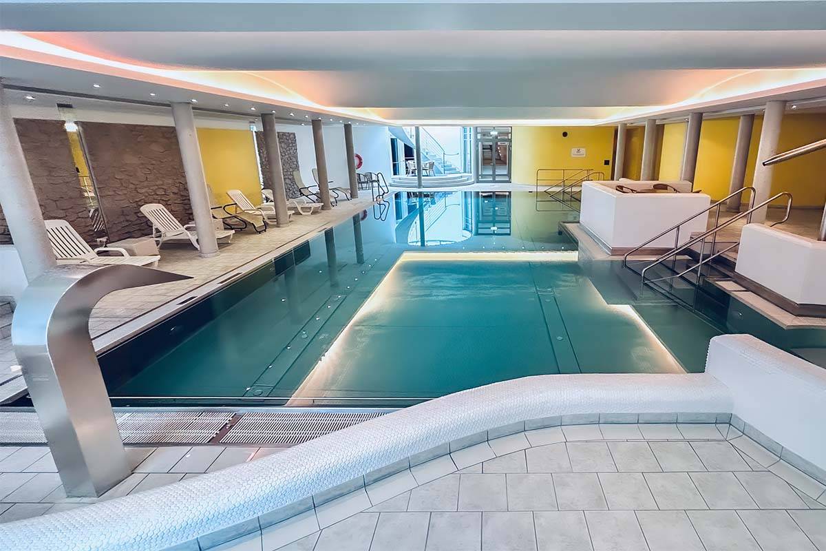 Schwimmbereich vom Berghotel Hammersbach mit großzügigen Maßen von 8 x 12 Metern.