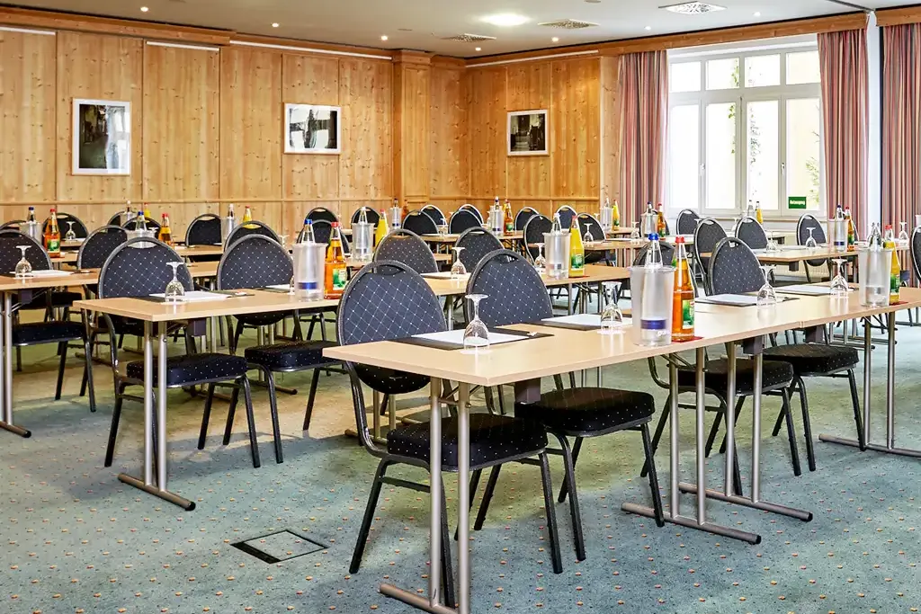 Tagungsraum Waxenstein im Berghotel Hammersbach für bis zu 70 Personen, ausgestattet mit Tischen und Stühlen.