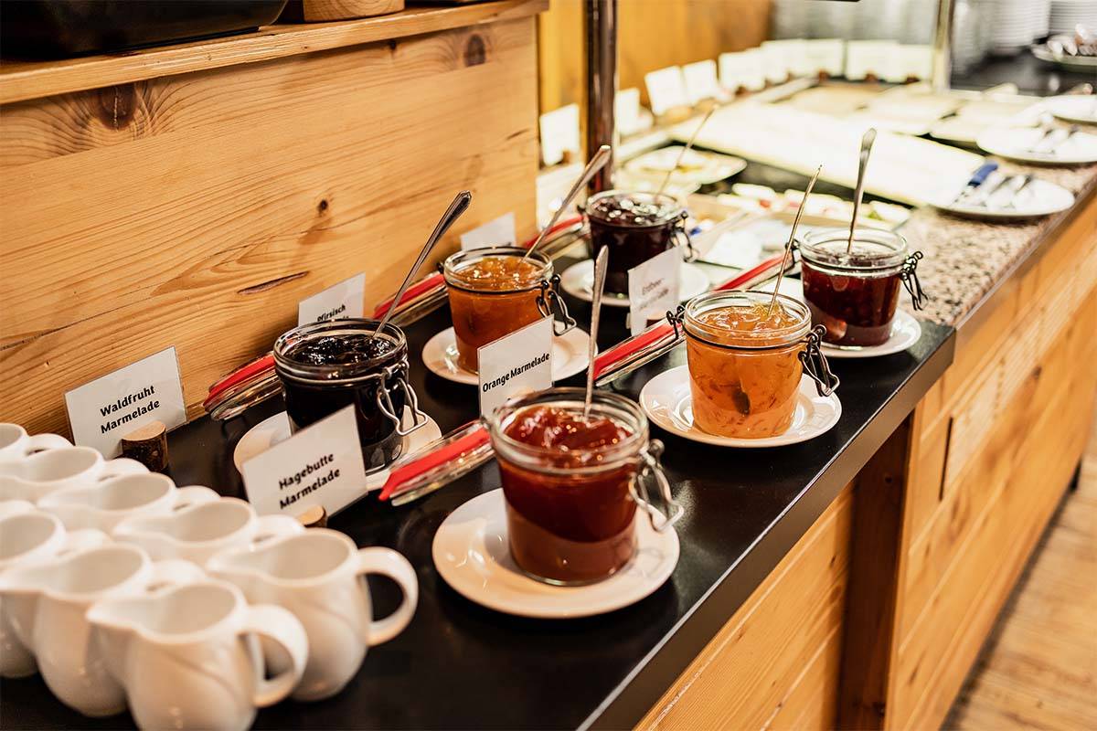 Frühstücksbuffet im Berghotel Hammersbach mit einer Auswahl an verschiedenen Aufstrichen in Gläsern.