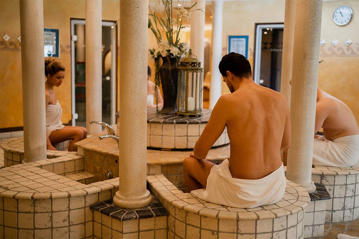 Saunen im römisch-bayerischen Stil mit eleganten Säulen und entspannender Atmosphäre.