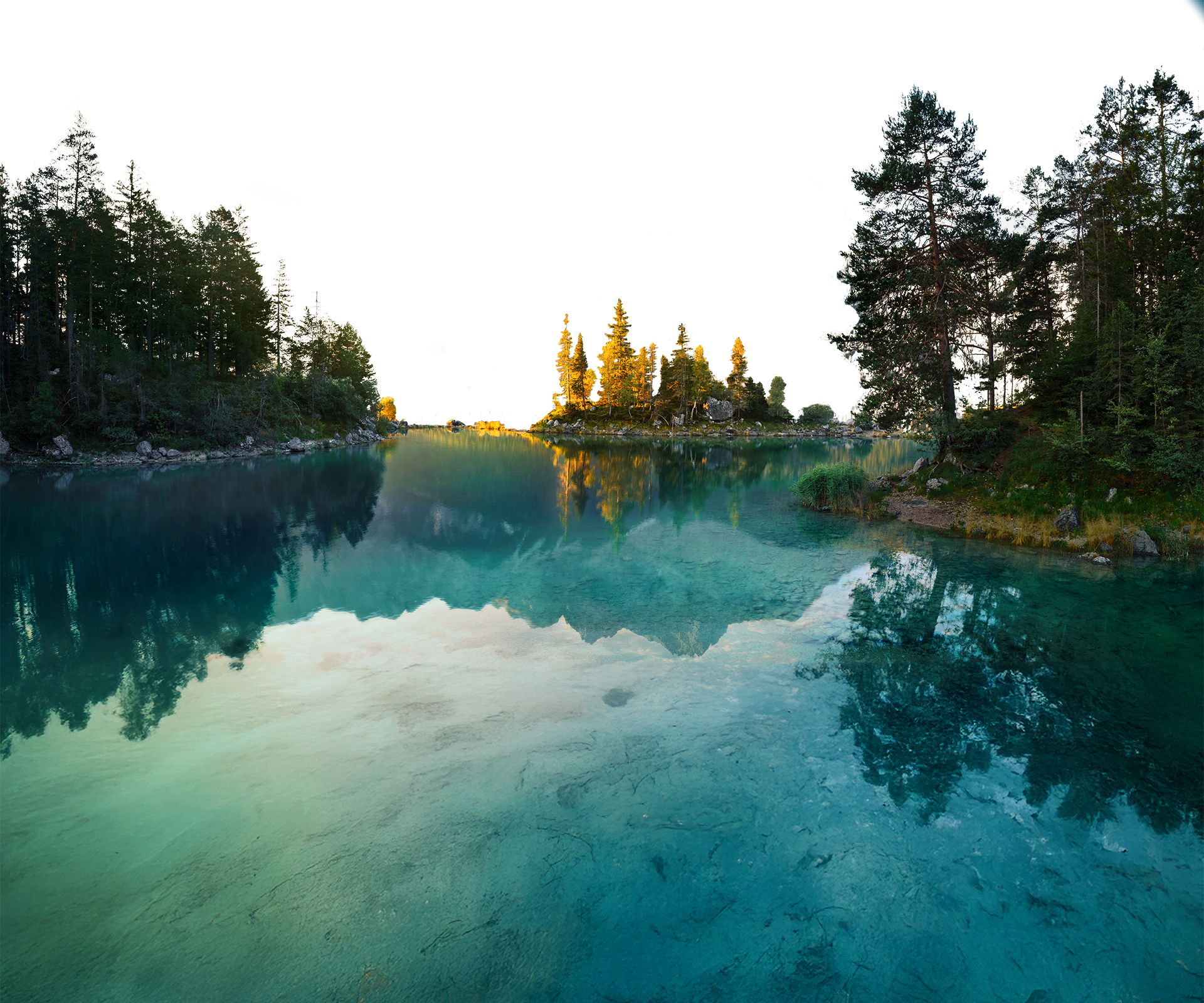 Klare Seen mit beeindruckenden Baumkronen rund um das Berghotel Hammersbach.