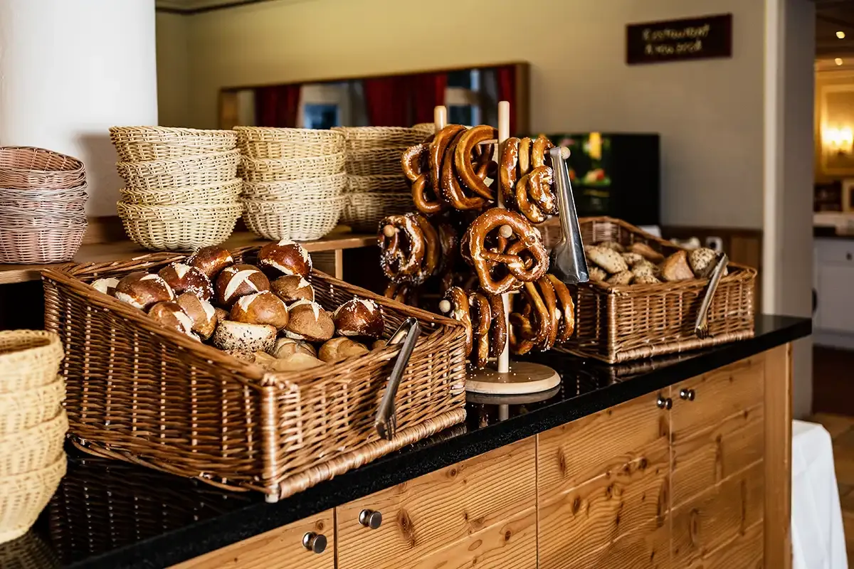 Frühstücksbuffet mit Körben verschiedenster Brötchen- und Backsorten sowie leckeren bayerischen Brezeln.