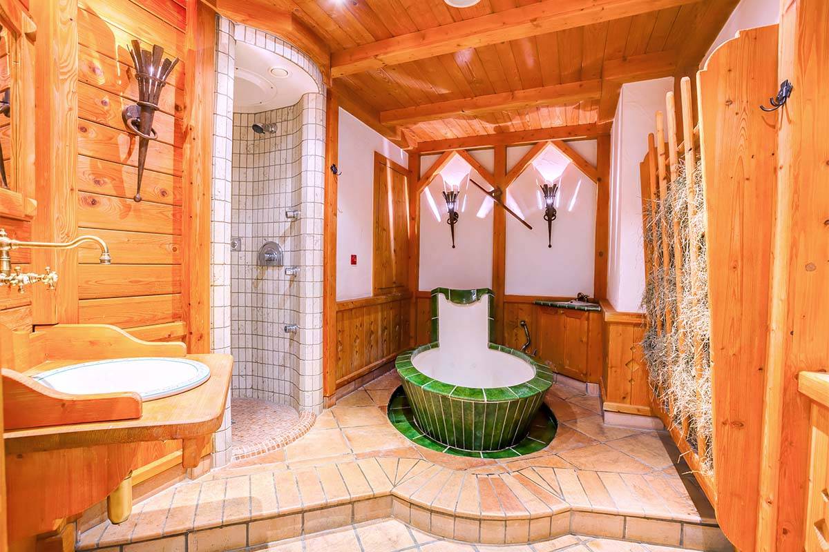 Dusch- und Bademöglichkeiten im Wellnessbereich des Berghotels Hammersbach.