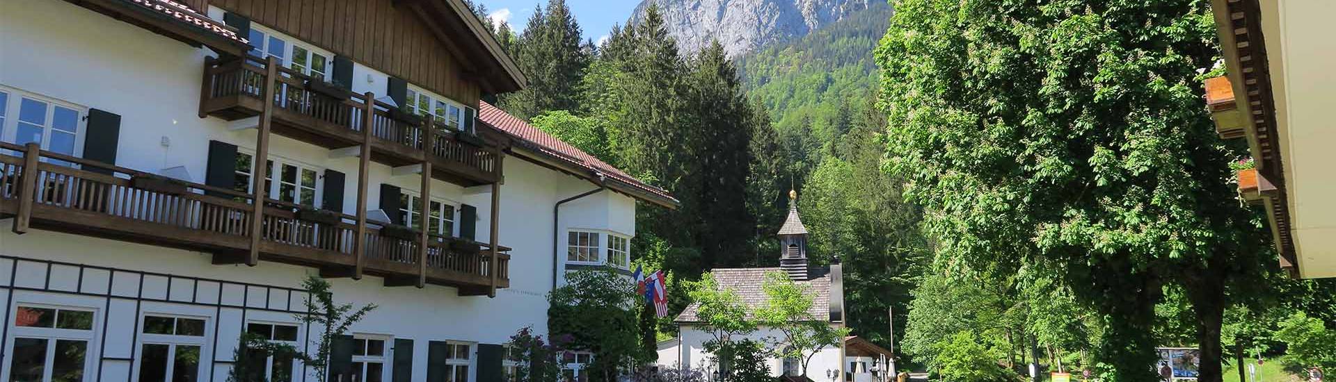 Außenansicht des Berghotels Hammersbach mit Berglandschaft im Hintergrund.