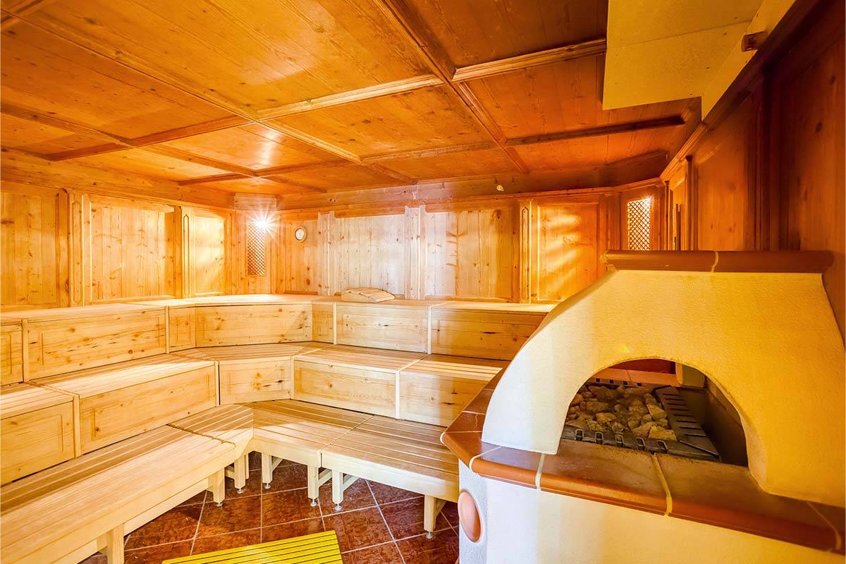 Innenaufnahme einer Holzsauna im Berghotel Hammersbach mit Sitz- und Liegeflächen.