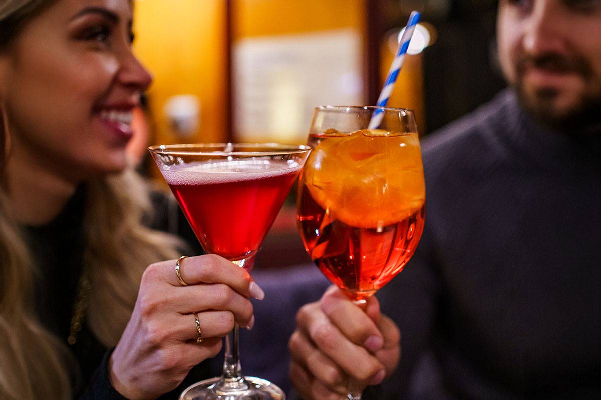 Zwei Personen lassen den Abend in der Bar Endstation im Berghotel Hammersbach bei bunten Cocktails ausklingen.