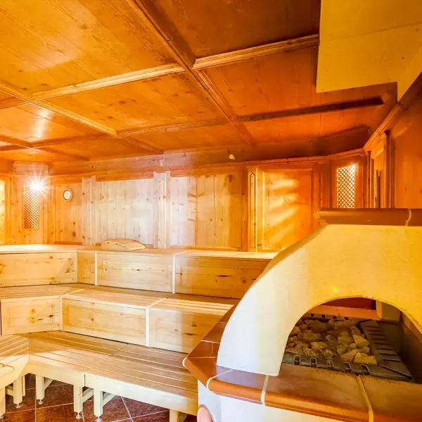 Innenaufnahme einer Holzsauna mit angenehmer Beleuchtung.