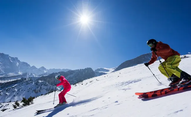 Skifahren und Snowboarden