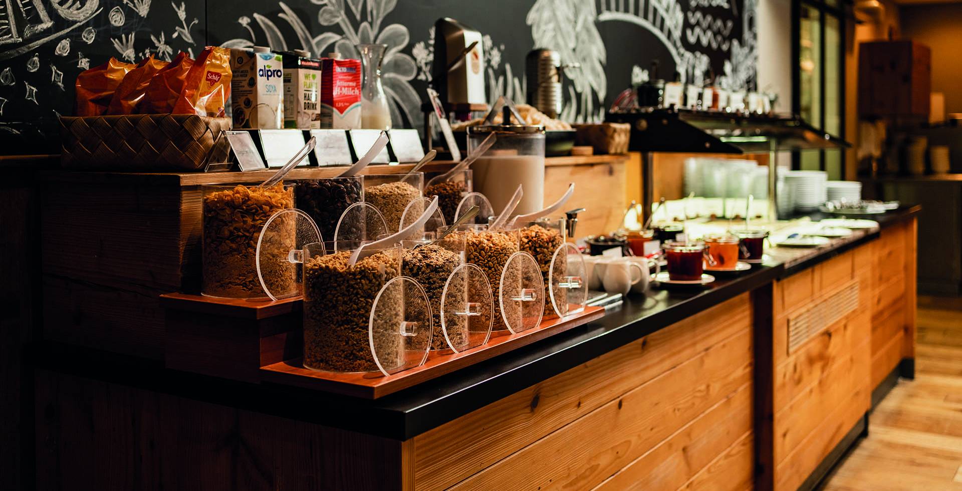 Frühstücksbuffet im Berghotel Hammersbach mit einer Auswahl an verschiedenen Speisen und Getränke zum selbstbedienen.