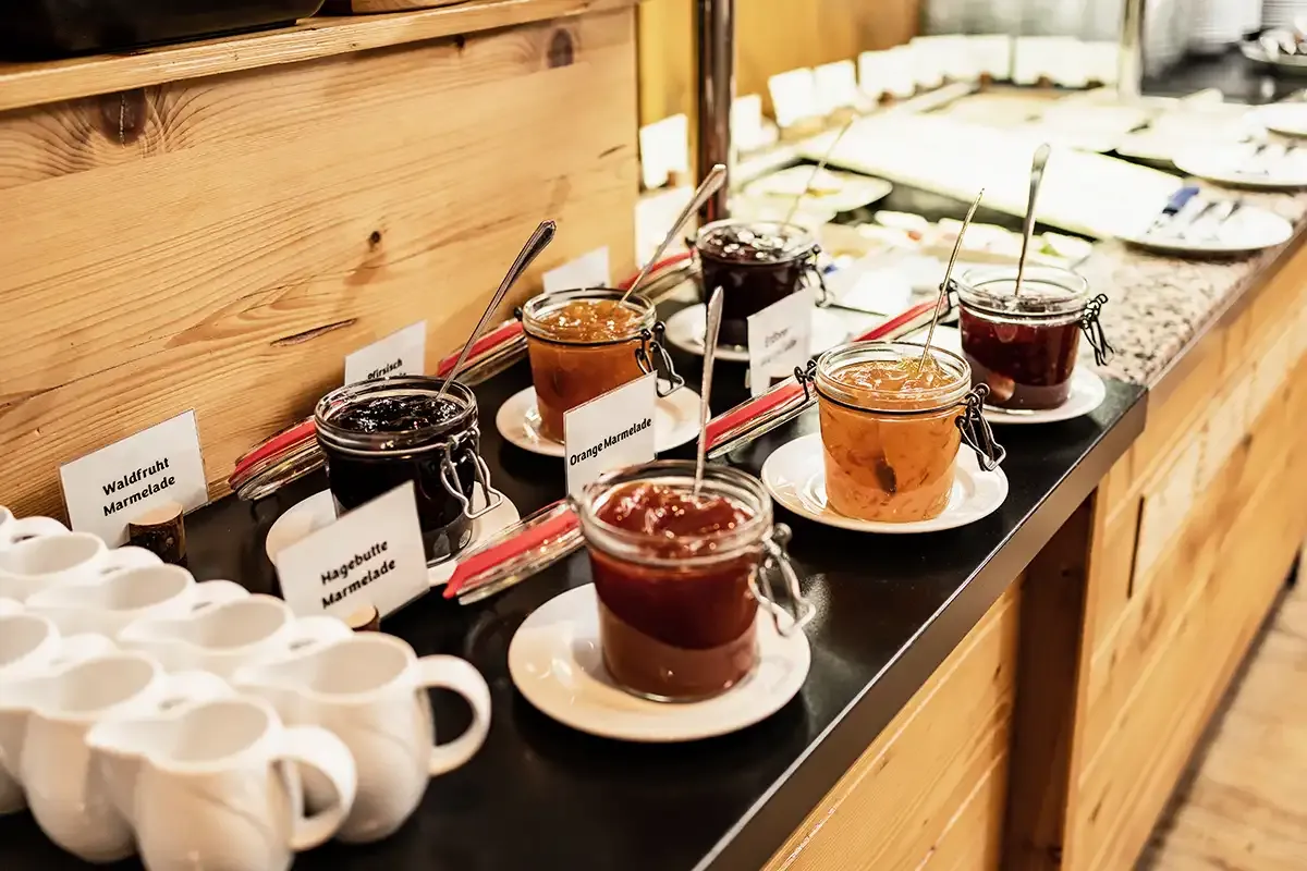 Frühstücksbuffet im Berghotel Hammersbach mit einer Auswahl an verschiedenen und leckeren Aufstrichen in Gläsern.