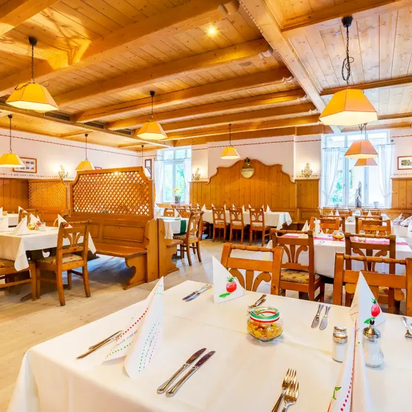 Im Landhausstil eingerichteter Speiseraum, perfekt für private Anlässe und Feiern im Berghotel Hammersbach.